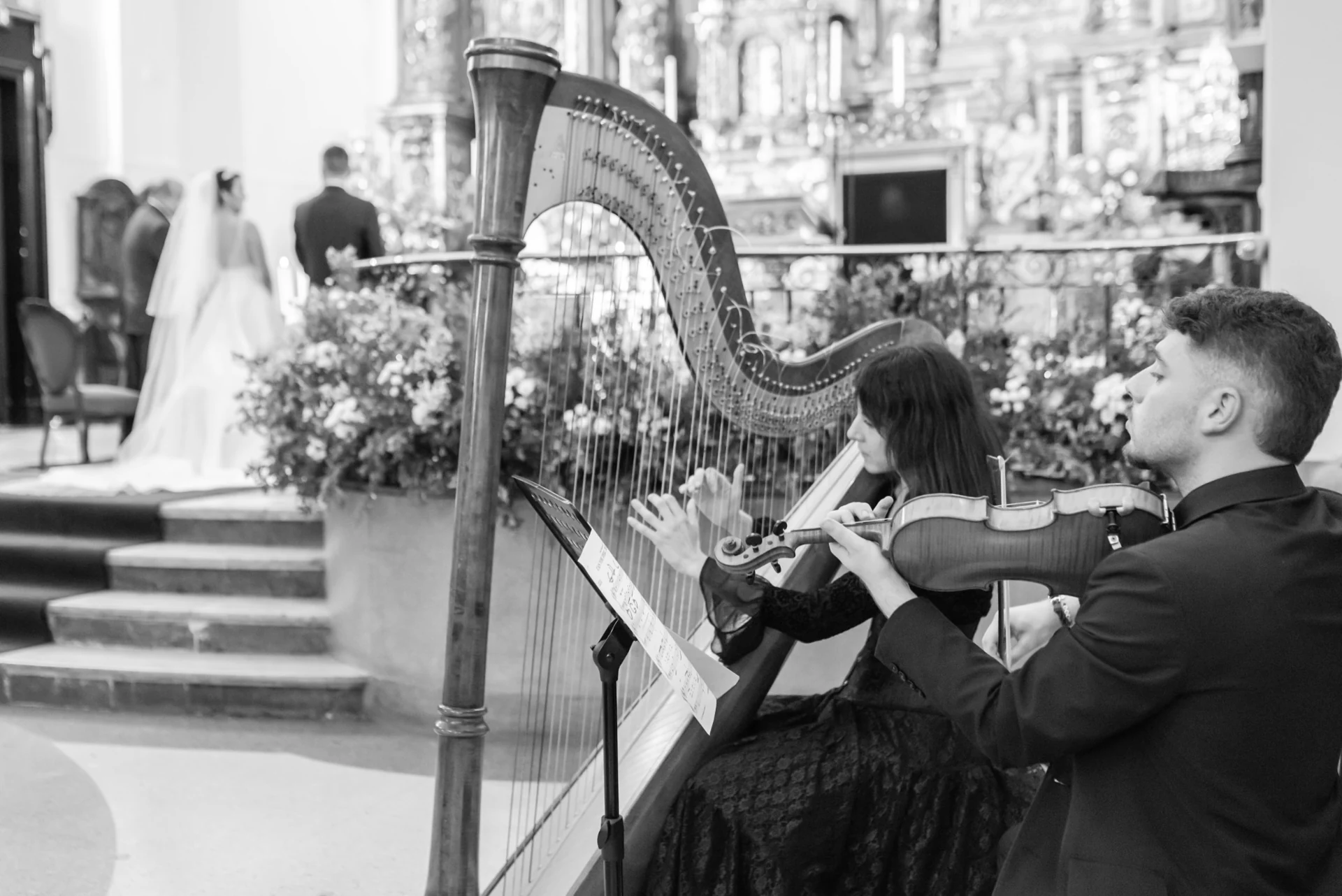 Arpa y violín en la iglesia