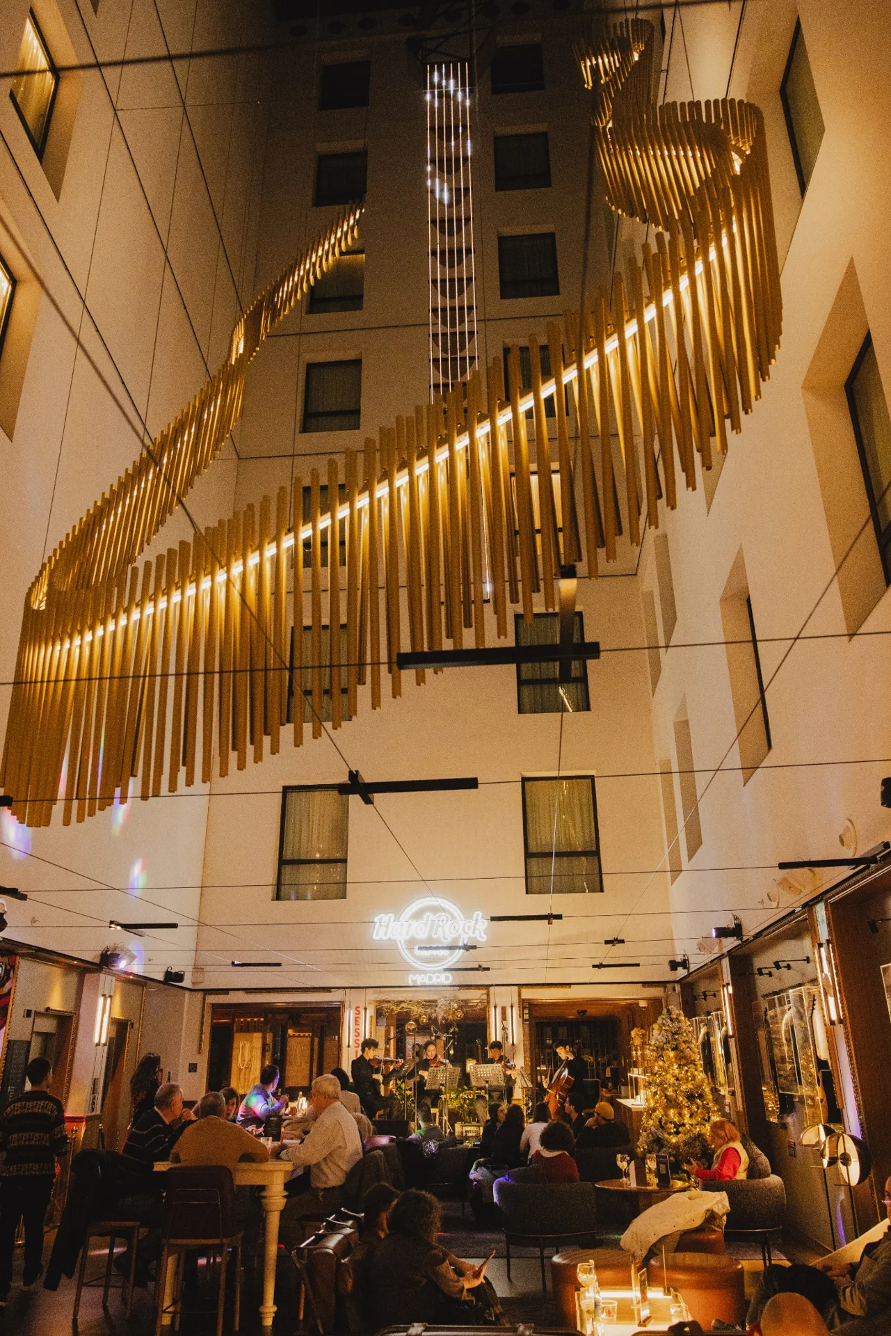 El concierto, dentro del hotel