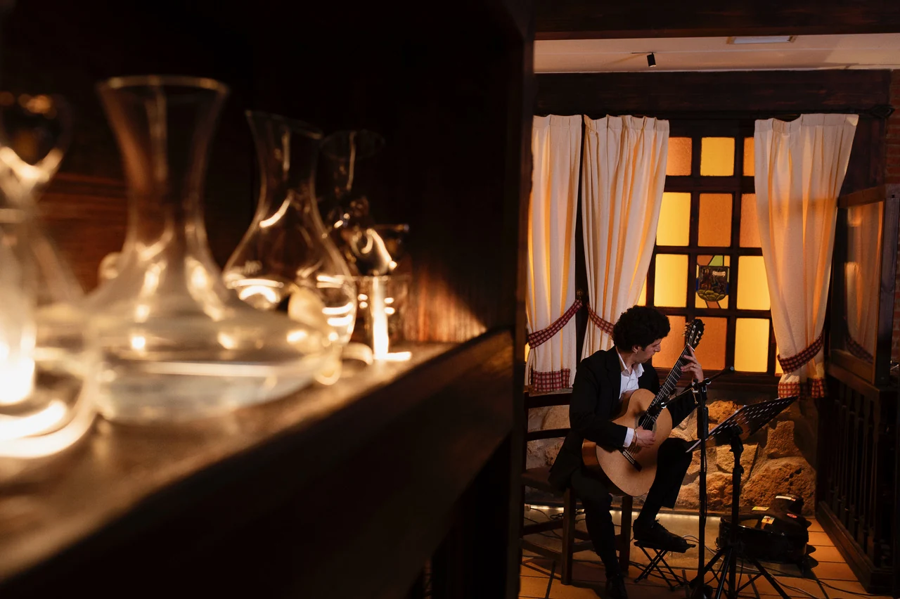La guitarra y el ambiente de Mesón Txistu