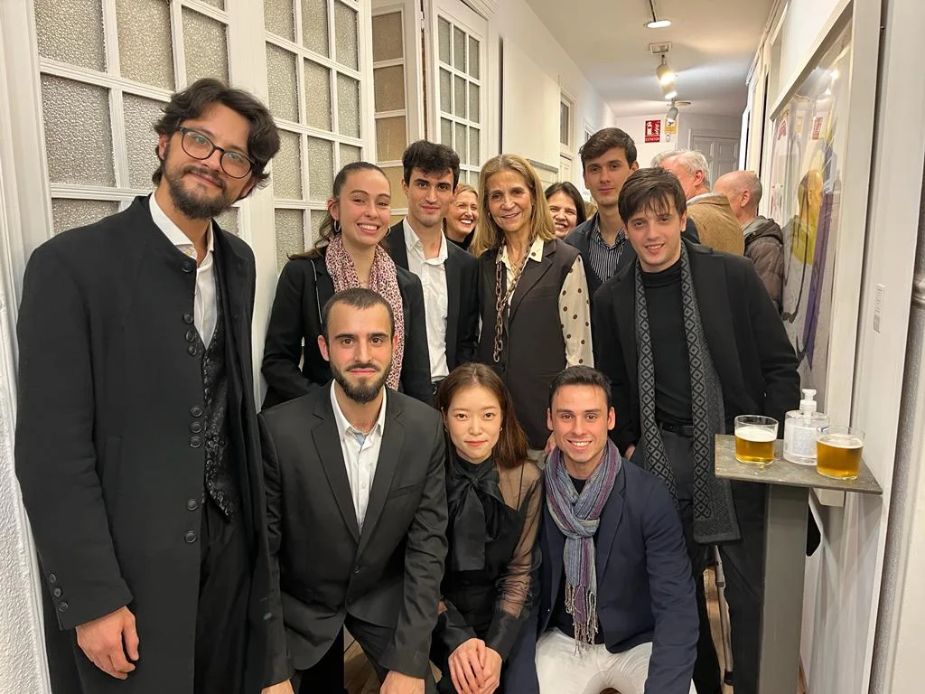Los intérpretes junto a la Infanta Elena y otros asistentes