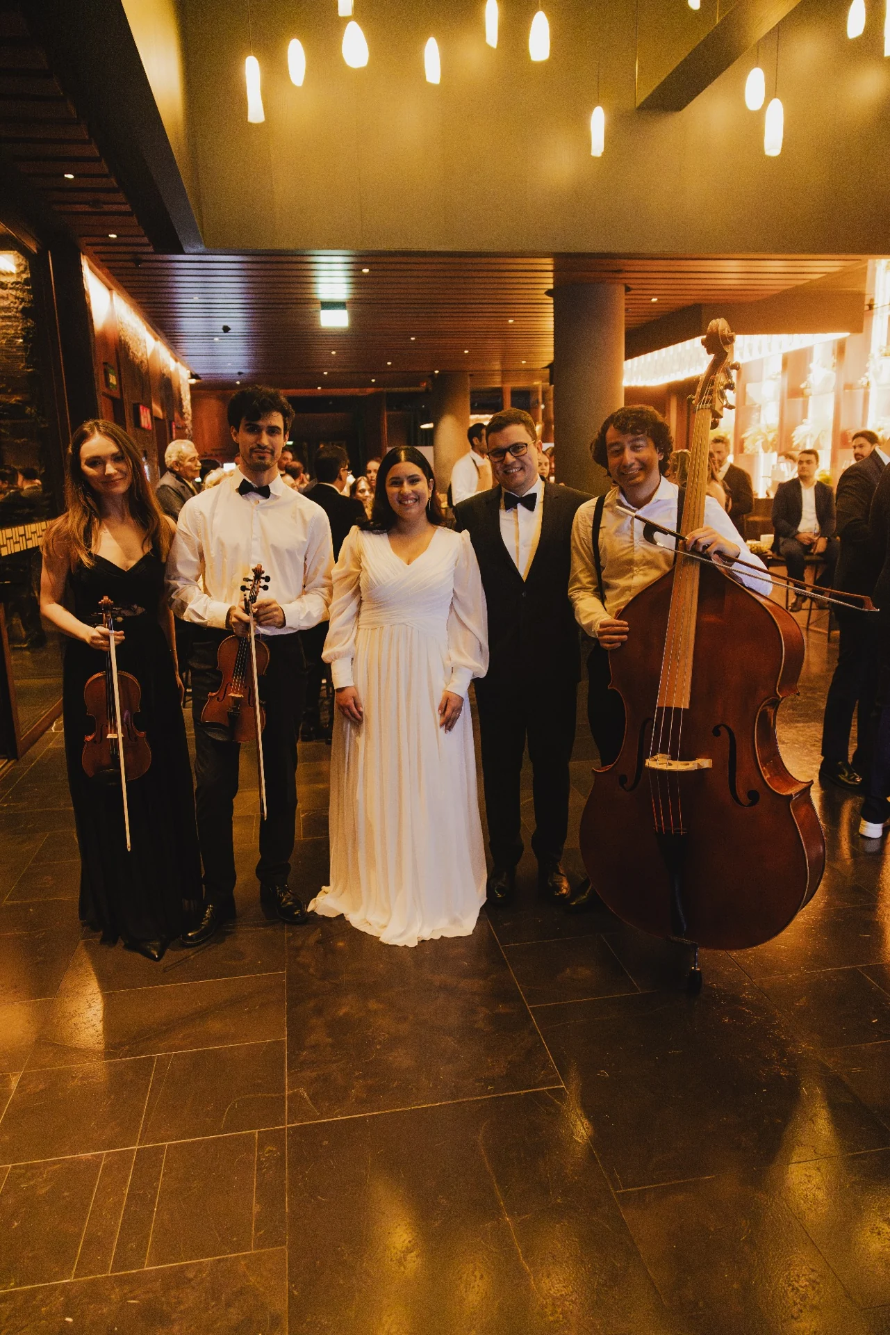 La pareja y los músicos al terminar