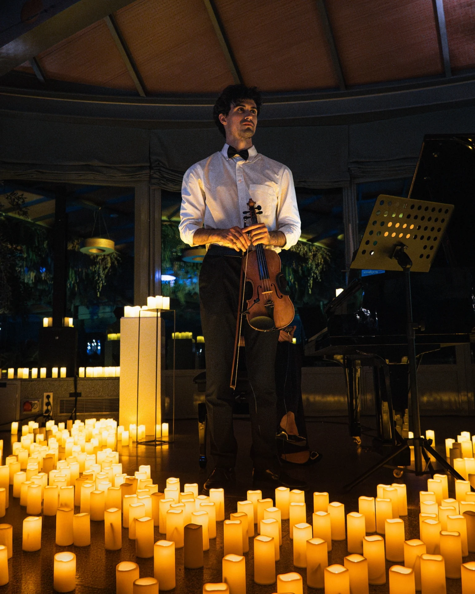 Piano y violín durante una cena en Viñuelas