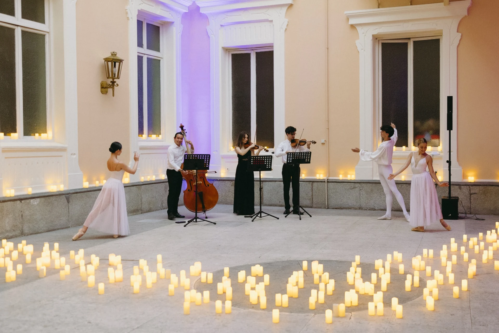Músicos y bailarines de ballet en el Palacio de Fernán Núñez