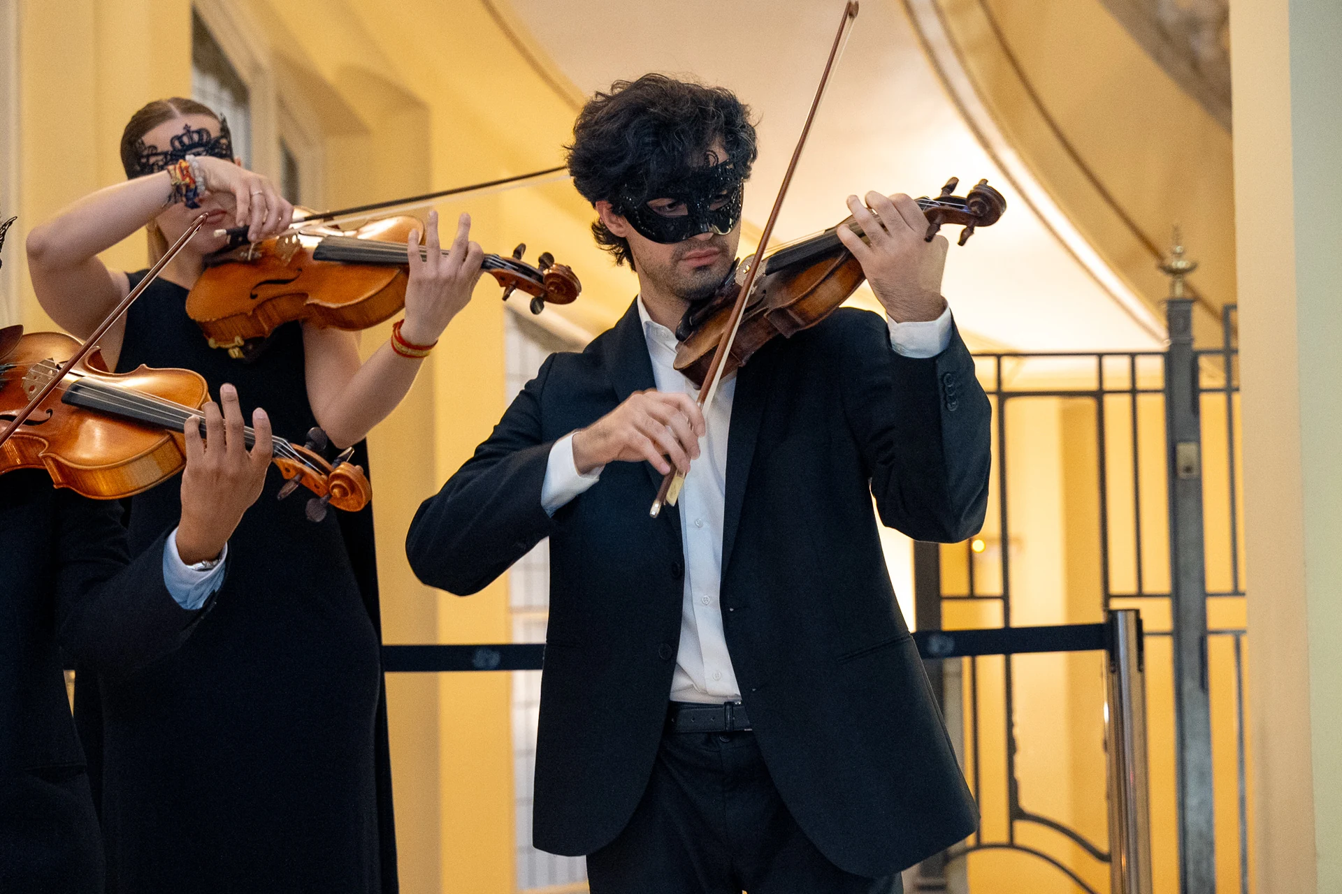 Tres violines y una presencia visual propia