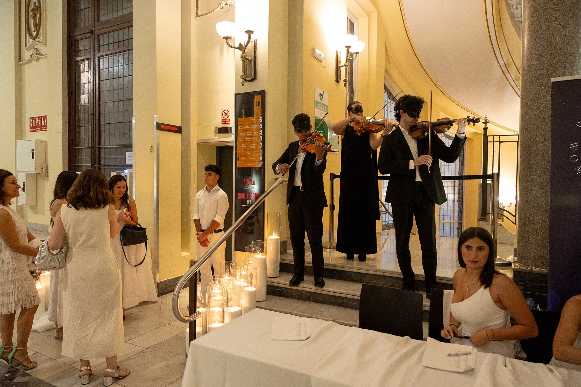 La música acompaña la llegada de los invitados