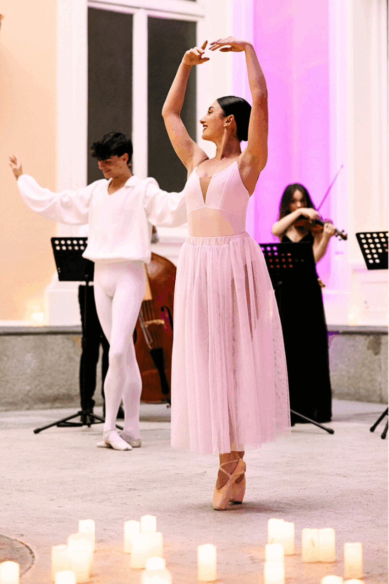 Bailarina de ballet clásico con ambientación tipo candlelight y mil velas, acompañada por trío de cuerda en boda elegante en Madrid.