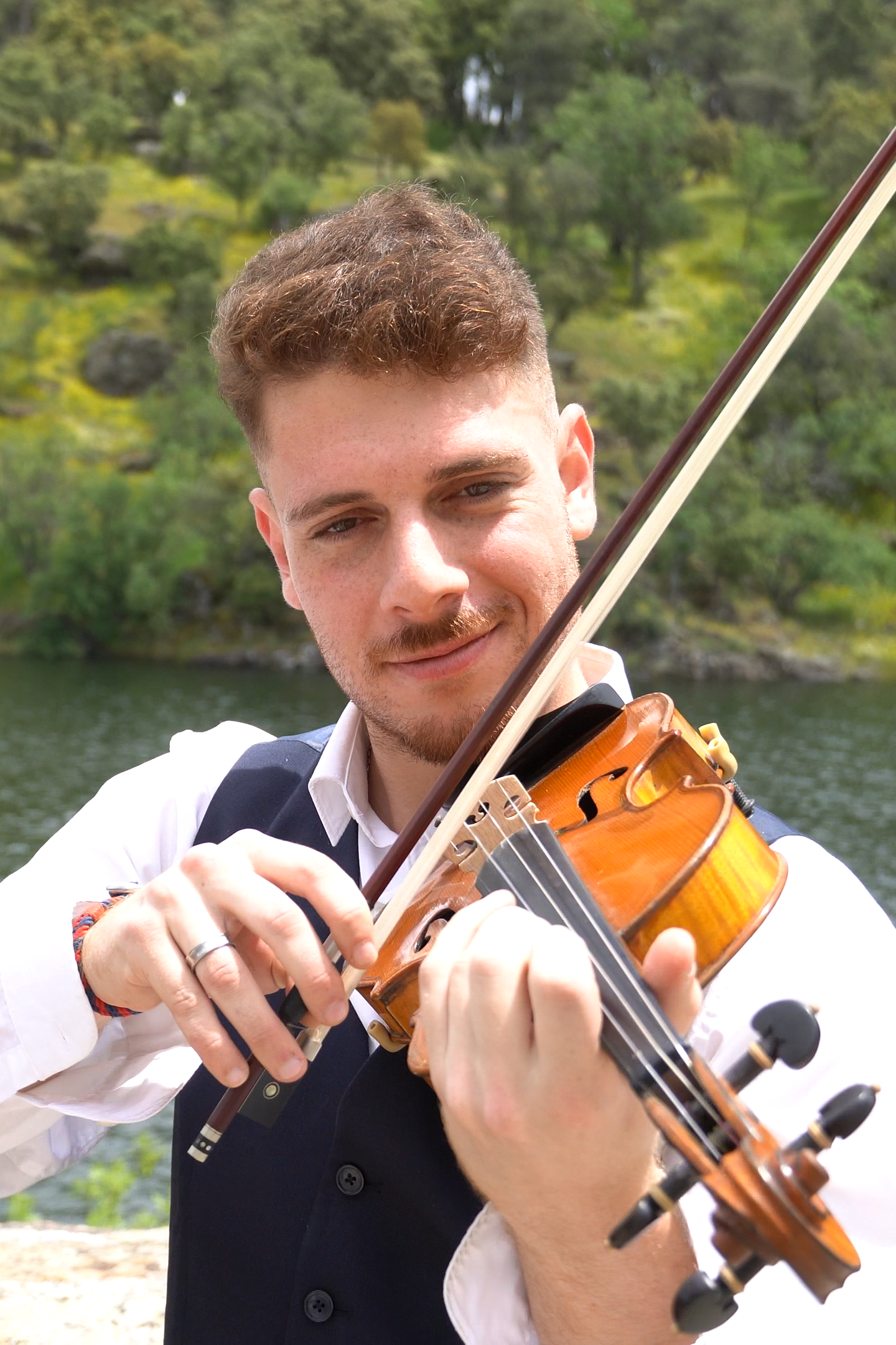 Persona sonriendo tocando el violín feliz