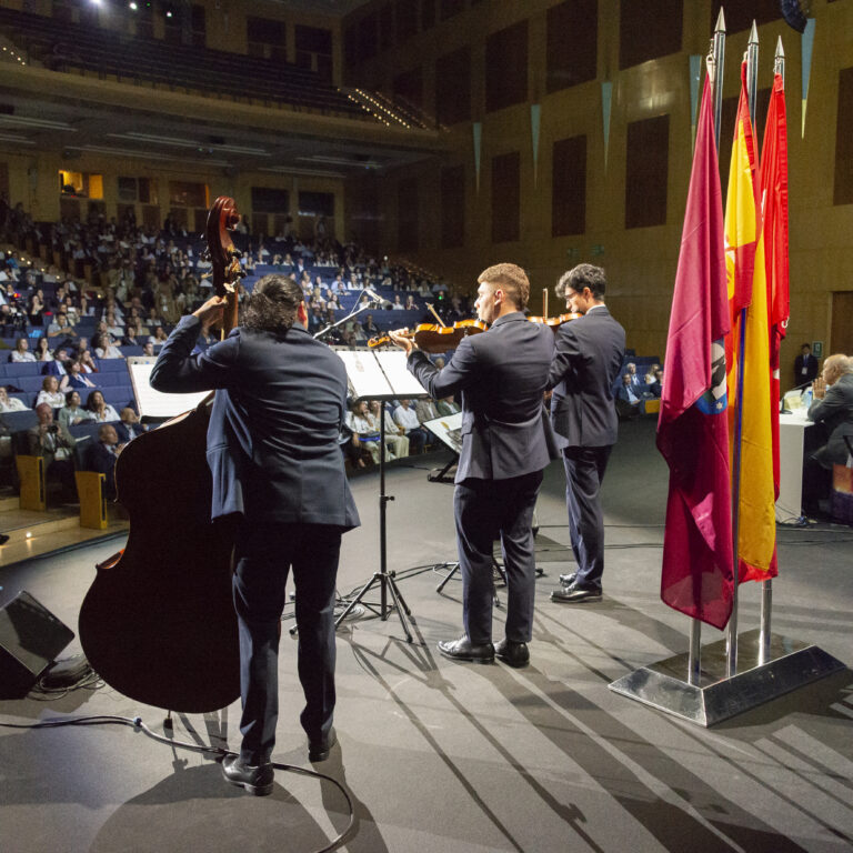 Trío de cuerda en presentación corporativa