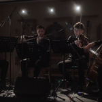 4 personas tocando instrumentos de cuerda en hard rock madrid musica en vivo